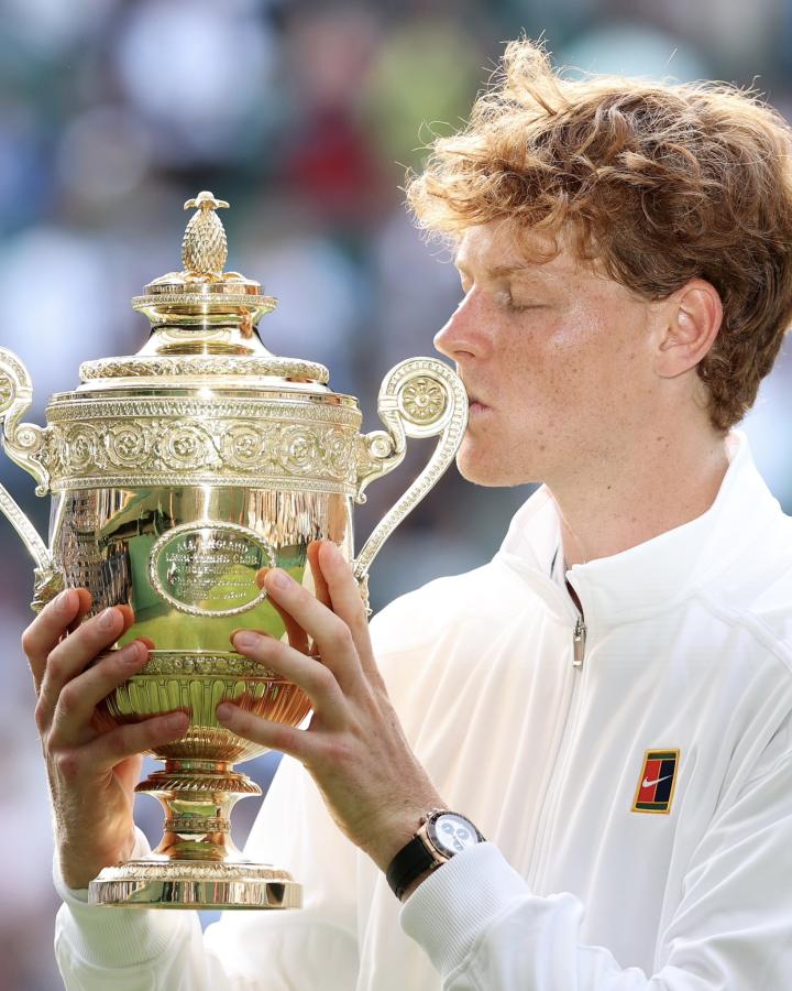 Imagen Sinner besa el trofeo obtenido en Wimbledon hace diez días ante Alcaraz.