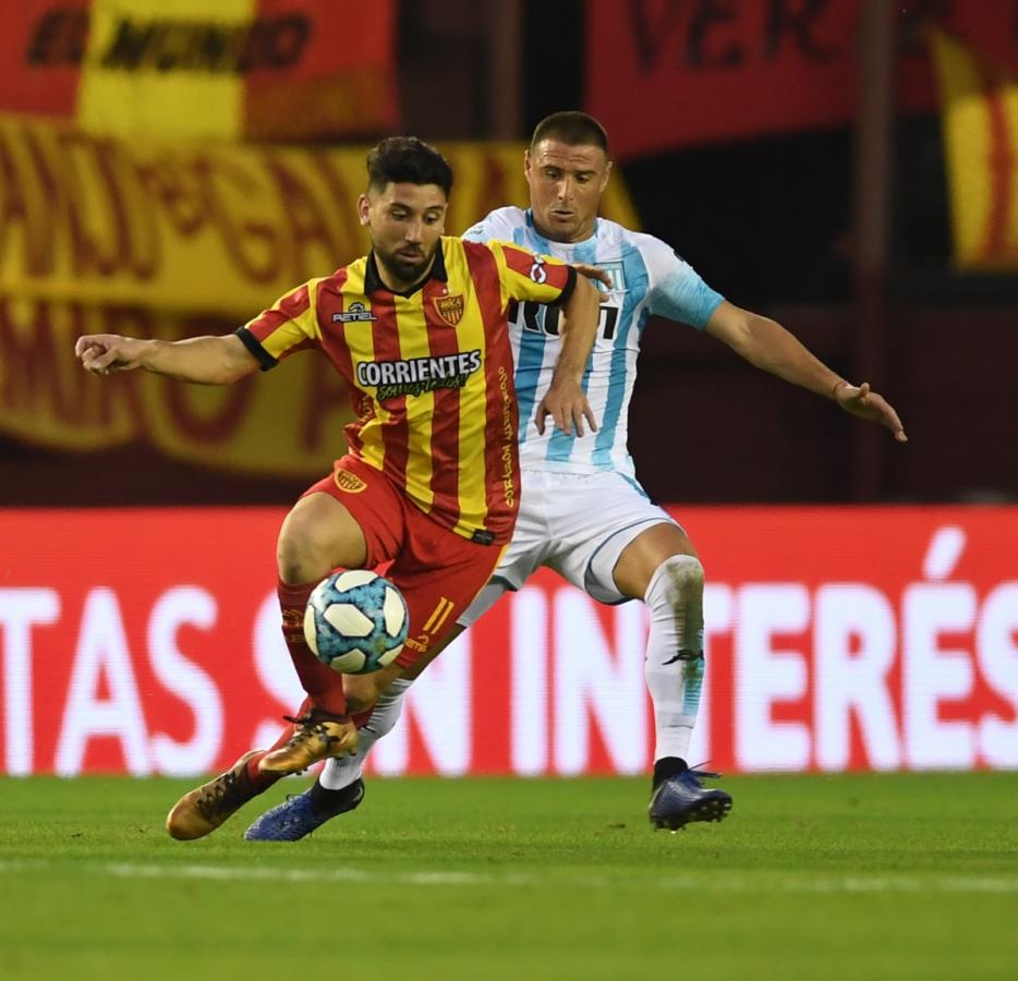 Gabriel Morales controla la pelota y se la lleva. El partido en cancha de Lanús resultó complicado por la tormenta que castigó al campo de juego.