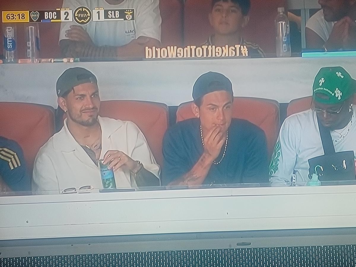 Imagen Dybala observó con Paredes el debut de Boca en el Mundial de Clubes.