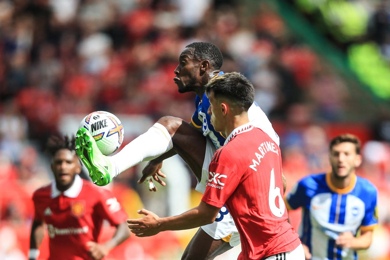 Imagen Lisandro Martínez en acción durante su debut en la Premier League