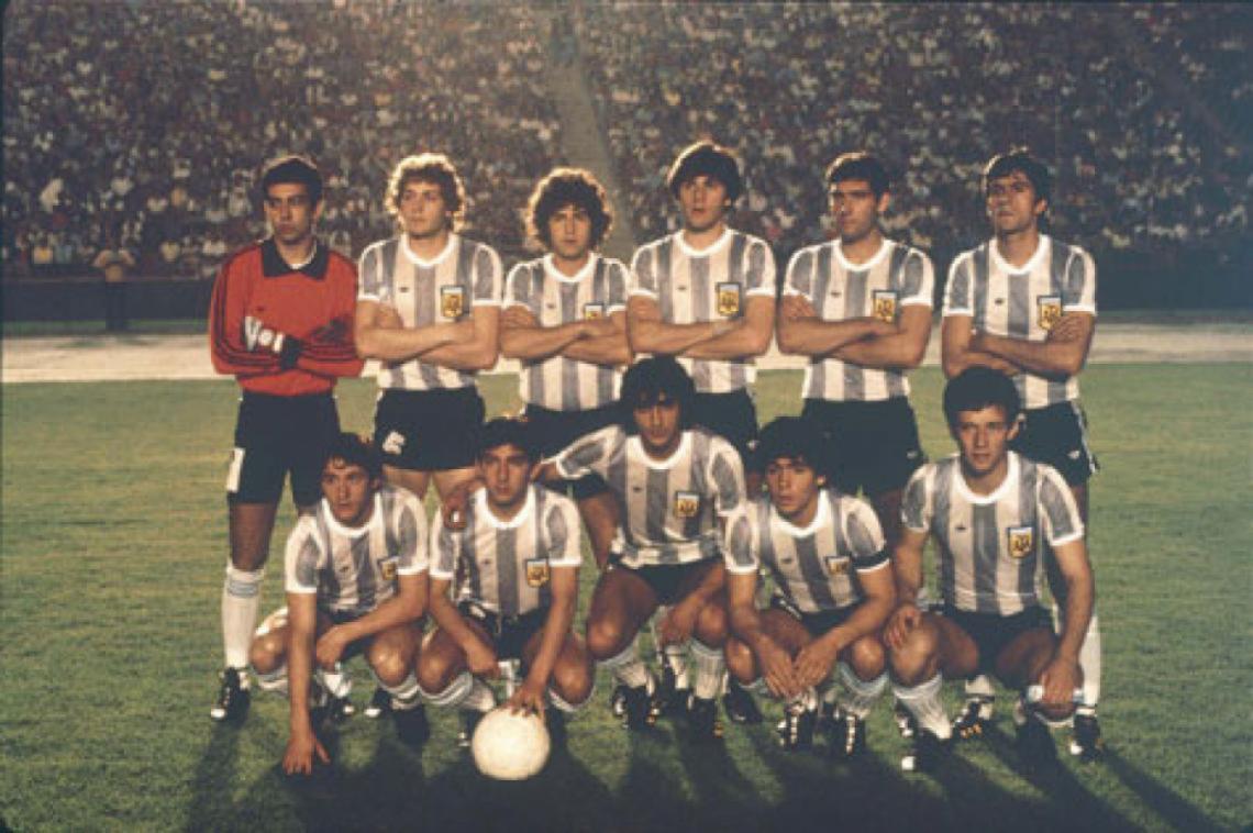 Imagen Arriba, de izquierda a derecha: Sergio García, Daniel Sperandio, Abelardo Carabelli, Rubén Rossi, Juan Simón y Hugo Alves. Abajo: Juan Barbas, Osvaldo Escudero, Ramón Díaz, Diego Maradona y Gabriel Calderón.