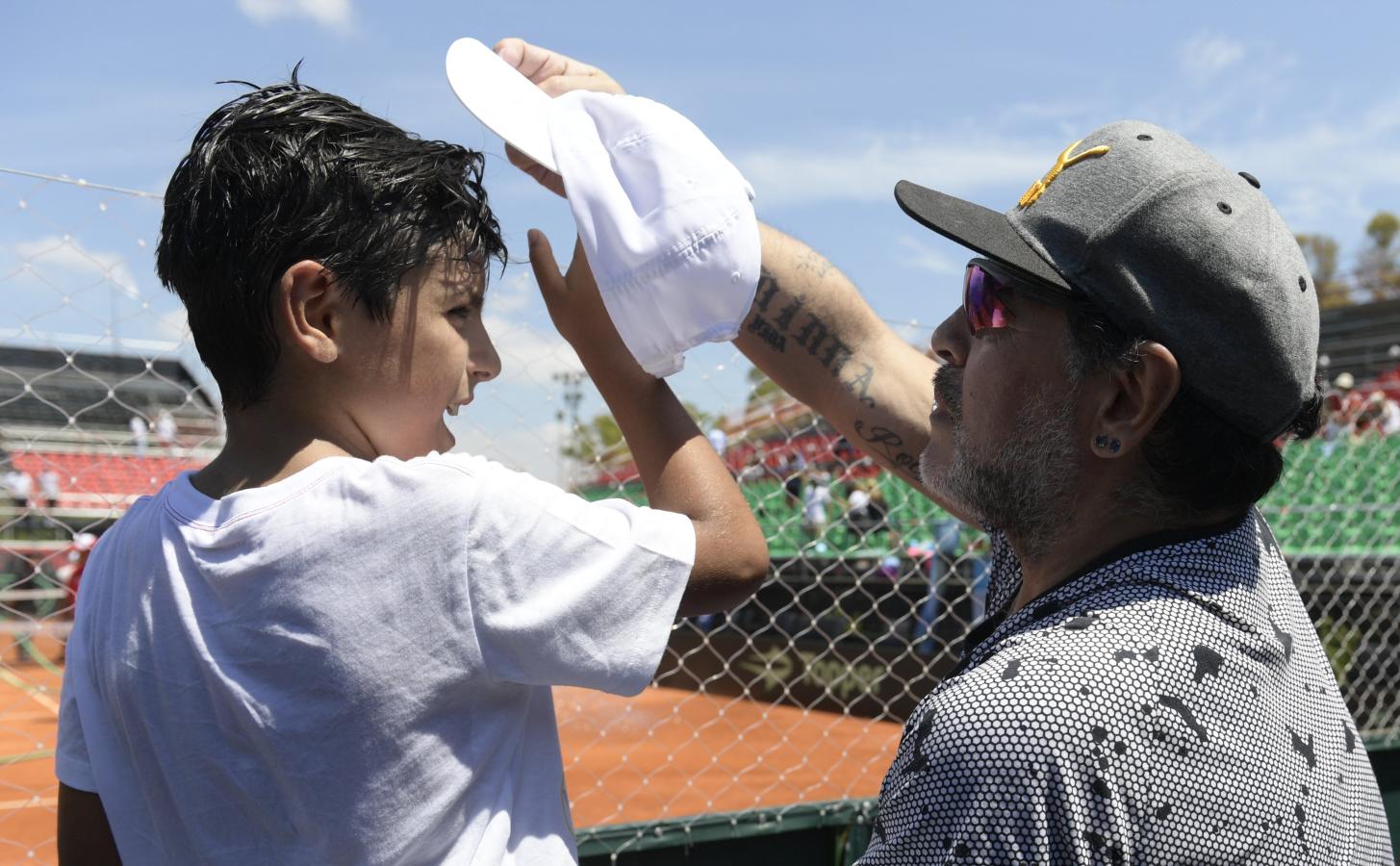 Maradona y su nieto Benjamín. Crédito JUAN MABROMATA / AFP