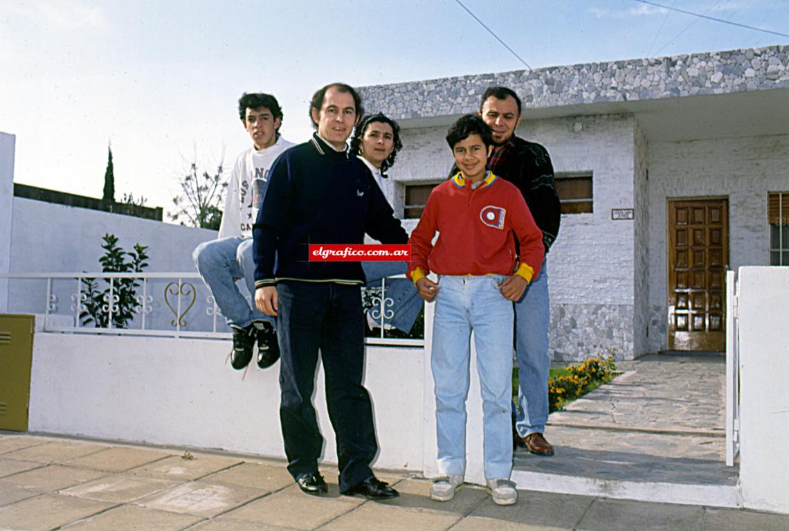 Imagen En la puerta de su casa en Zárate, con su familia. Su hermano mayor Hugo, su hermana Mónica y sus sobrinos Luciano y Sebastián.