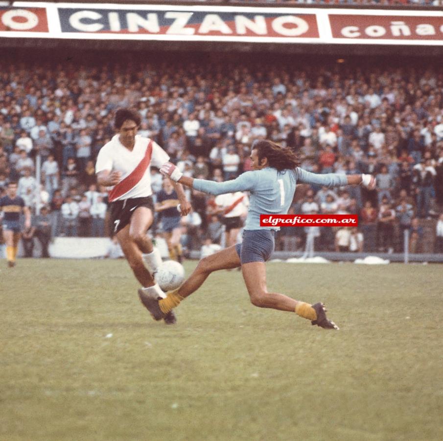Pedro González elude a Gatti y anotará el 2-1 en el Metro 77. El título, ahí.