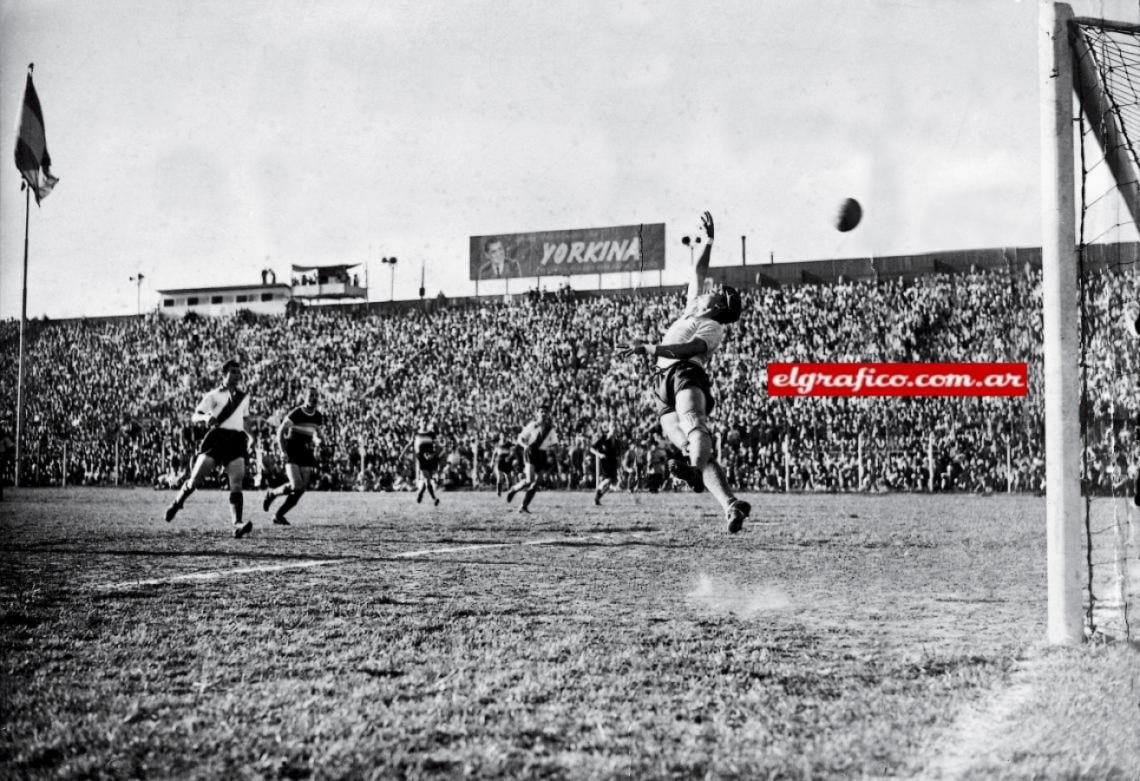 Imagen Un pase de Bravo a Ameal, éste que "chanflea" la pelota hacia la derecha y Boyé que conecta un taponazo impresionante batiendo a Graneros al minuto de juego de la segunda etapa. Así fue el gol que acordó a Racing la victoria en el segundo partido y por ende el tricampeonato para la Academia.