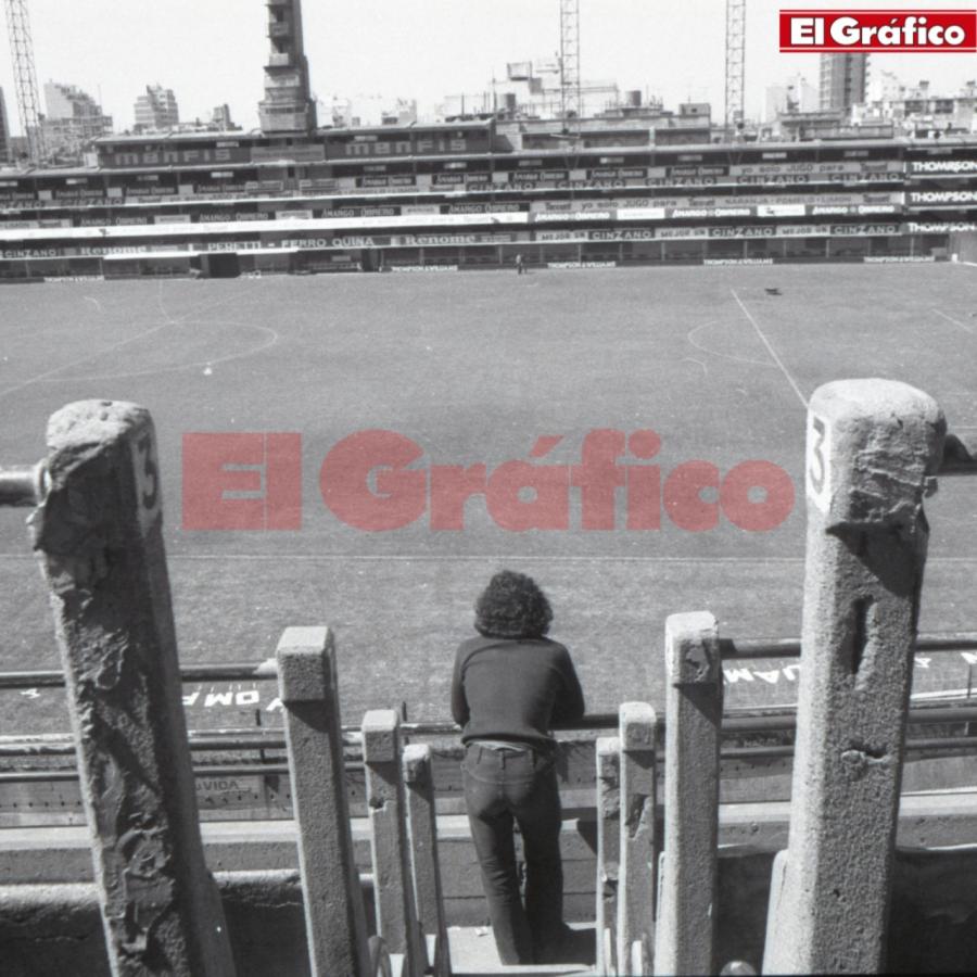 Imagen Maradona, en la vieja platea, frente a las tribunas donde hoy están los palcos.