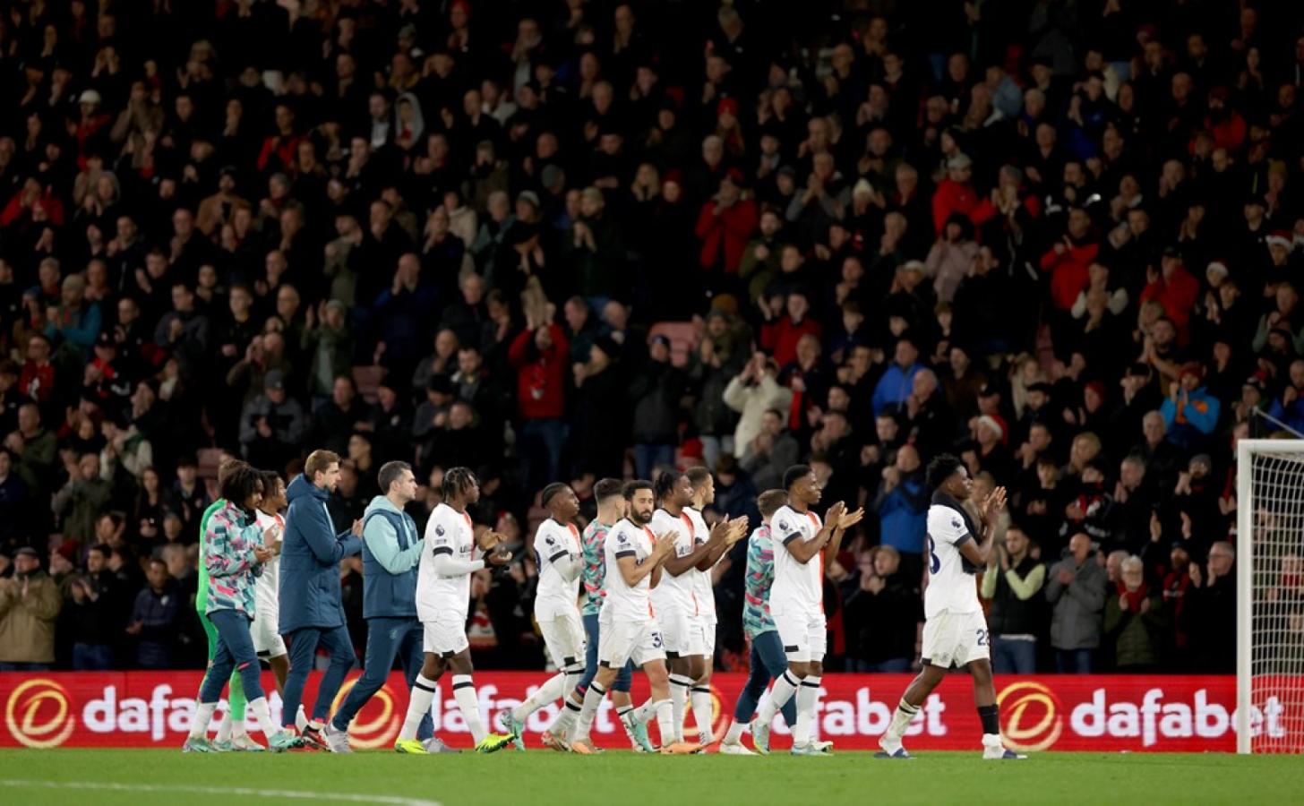 Imagen Los jugadores de Luton saludan a sus hinchas tras la suspensión del partido.
