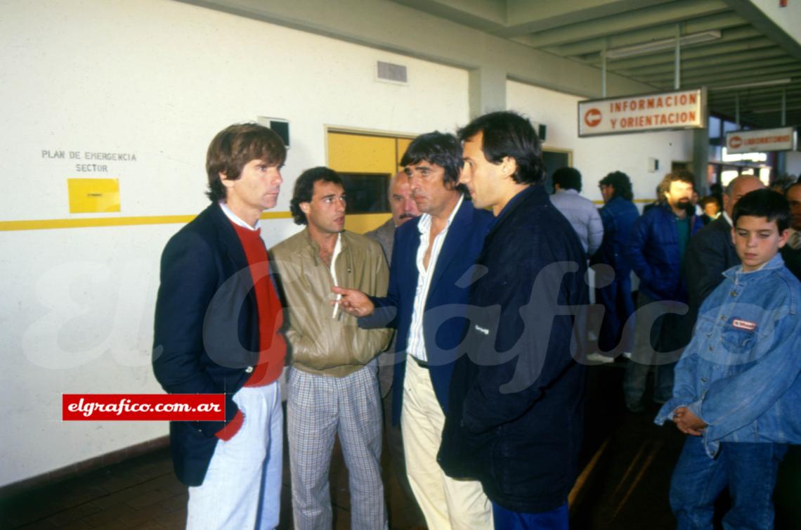 Imagen La preocupación en los rostros de Héctor Veira, Ortega Sánchez, Arean y Perazzo.quien se acercó al hospital para seguir de cerca la evolución de Claudio Zacarías.