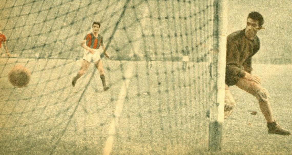 El tiro libre ejecutado por Mario Fernández a los ocho minutos de la segunda etapa es contenido a medias por Blazina. La pelota cae de sus manos y dentro del arco. Así fue el segundo tanto del equipo rojo de Avellaneda.