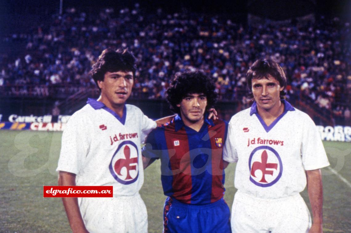 Imagen 1982. Maradona, de Barcelona, en medio de Passarella y Bertoni de Fiorentina.