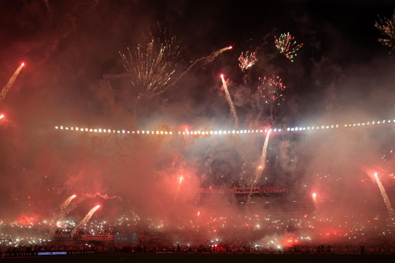 Imagen Las bengalas rojas iluminaron la noche de Núñez.