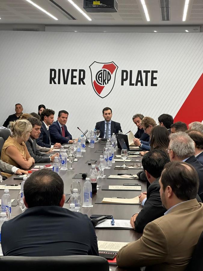 Imagen Con Di Carlo y Villarroel orando, se conformó la primera reunión de CD del nuevo mandato en River.