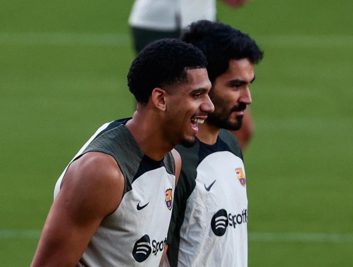 Imagen Una imagen que seguramente no se volverá a repetir: Araujo y Gundogan riéndose en un entrenamiento.