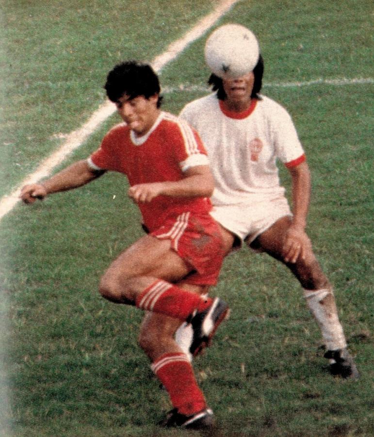 Flores ya está encima, marcando y la pelota a un costado. Queda un recurso. El sello del potrero se marca en el taco de Diego.