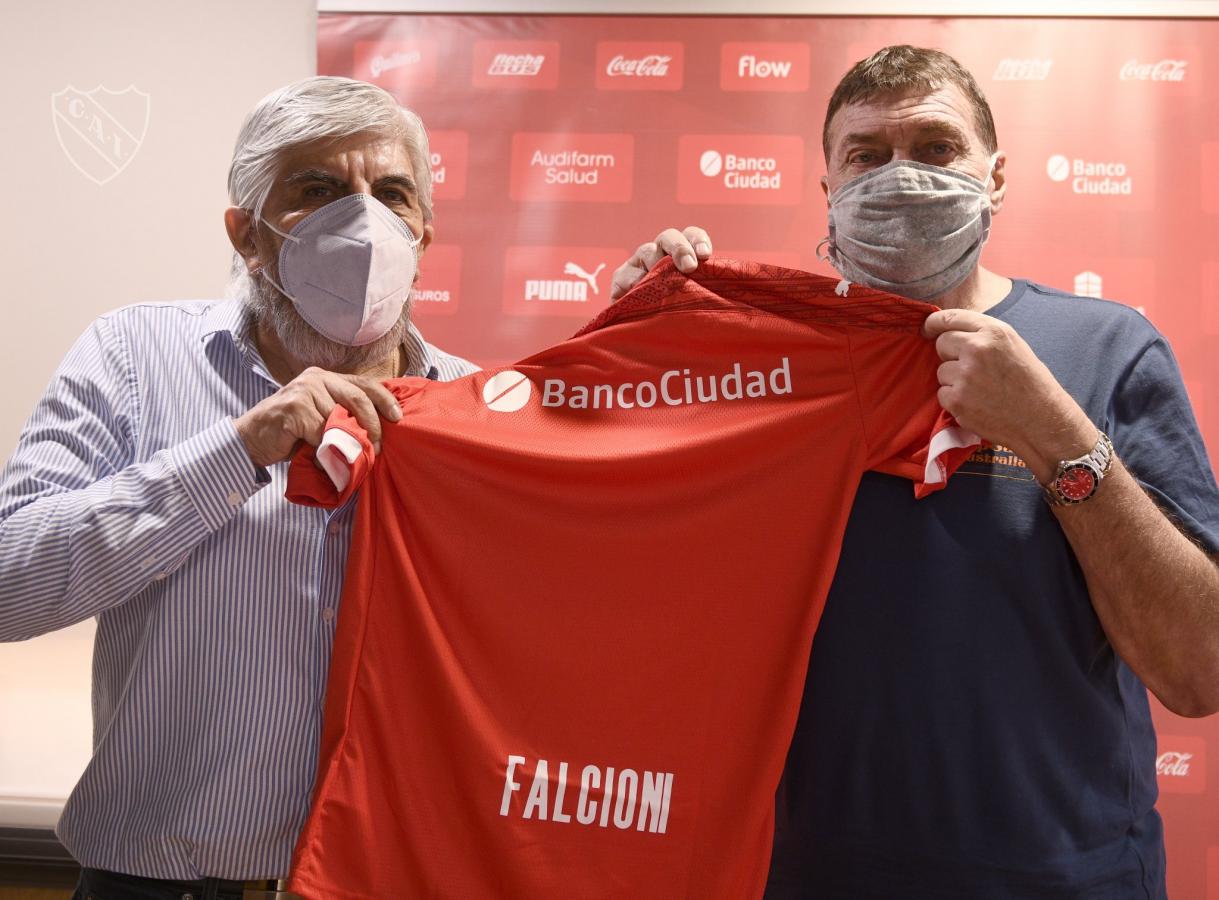 Imagen Hugo Moyano presentó al 7° entrenador durante su mandato