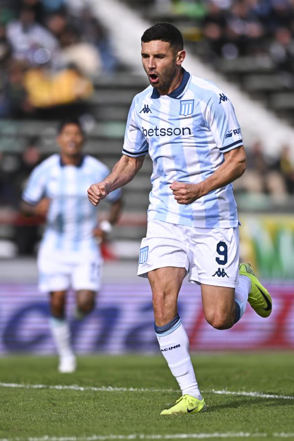 Imagen Cuarenta goles en 63 partidos para Maravilla Martínez en Racing: números de Selección.