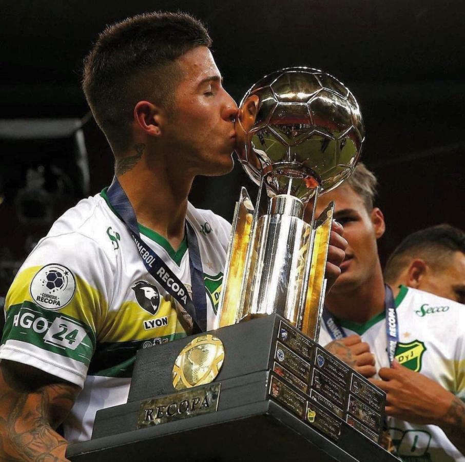 Imagen Defensa y Justicia, la vidriera para relanzar su carrera. Allí ganó la copa Copa Sudamericana 2021 y la Recopa 2021 (IG: @enzojfernandez)