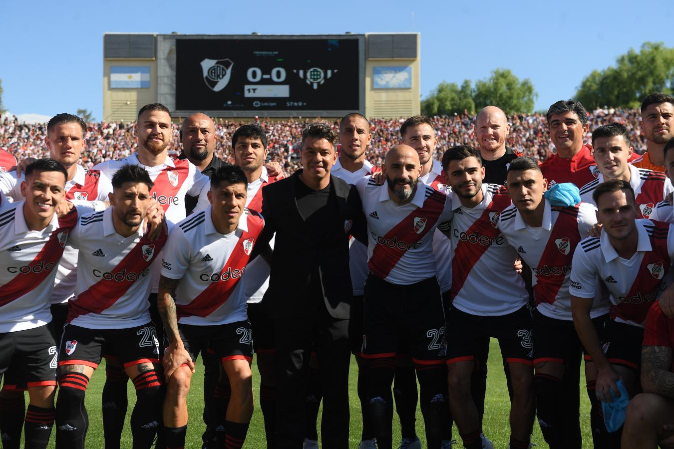 Imagen La última imagen de Gallardo como entrenador de River. 4-0 vs Betis en un amistoso y despedida (TELAM)