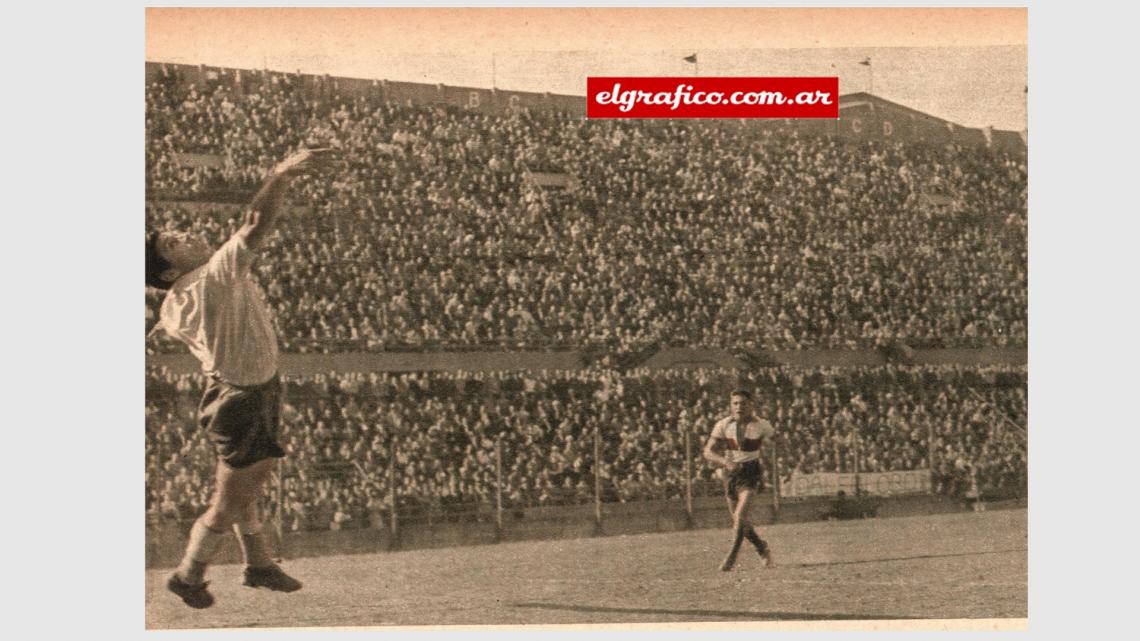Imagen Tiro libre contra Huracán cerca del área penal y rechazo corto de Gaggino. Arcos, que estaba adelantado, toma el rebote y con un tiro a media altura marca el primer tanto del match a los 30 minutos. 