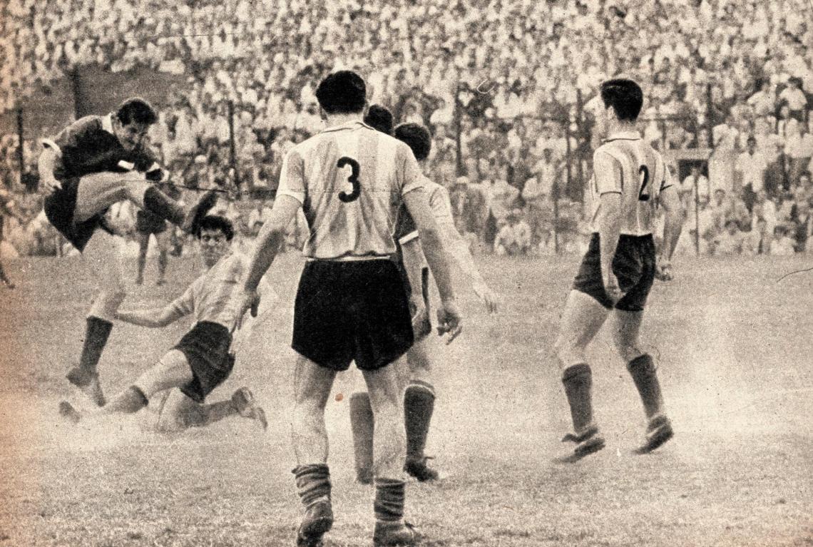 Así pretendió jugar Varacka, shoteando sobre el adversario al rebote, al entrevero.