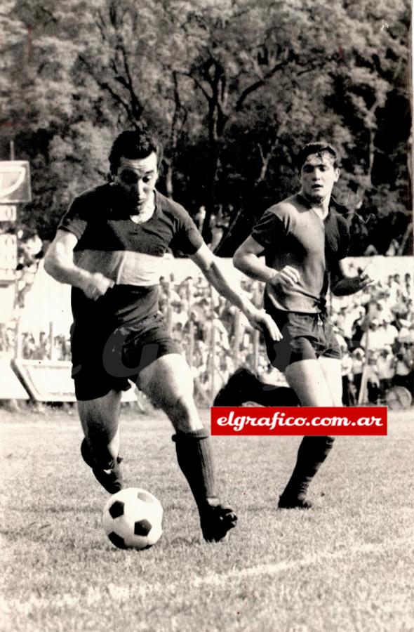 Imagen Norberto Menendez, mediocampista servidor de pelotas para la entrada y el remate de Paulo Valentim en el Boca de 1962/66, no podría alternar dentro del ritmo que exige el fútbol de hoy, necesitado de un número 8 de ida y vuelta constante. El centrodelantero picador y penetrante que fue Menéndez en River; si era jugador de hoy y de siempre.