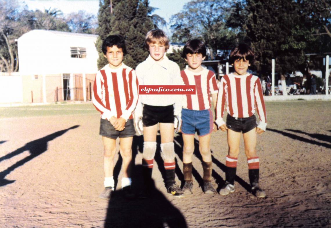 Palermo:"Mirá qué arquerazo... Guarda que tenía el buzo del Pato Fillol, no cualquier pilcha“. Verón: "No se puede creer lo cortito que eran mis pantalones... Qué barbaridad“