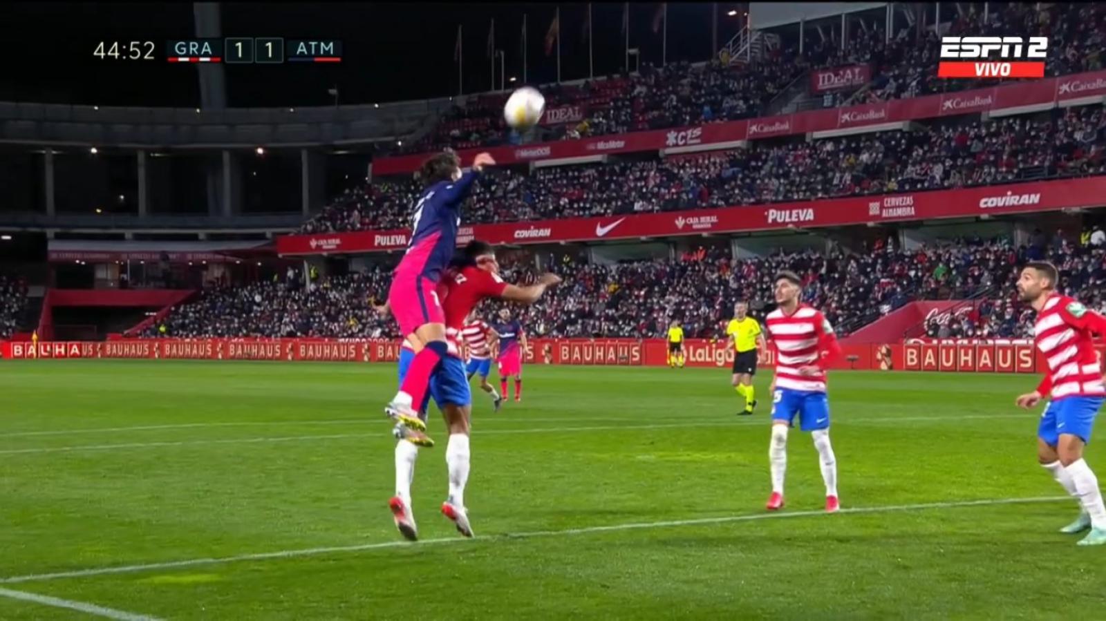 Imagen La carga que sancionó el árbitro de Joao Félix sobre Suárez para anular el tanto del portugués.