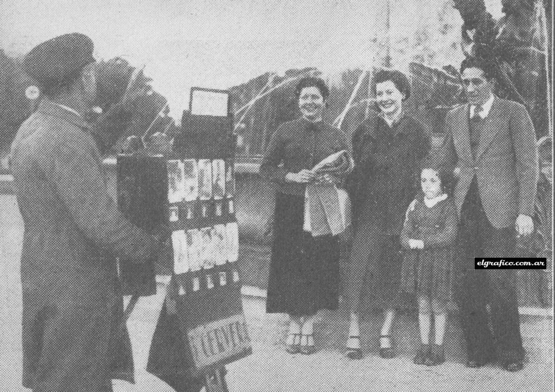 Imagen Con la esposa, la nena y la cuñada, Pratto forma un conjunto familiar, cuadro con sabor a otros tiempos, que ha de figurar en la galería del humilde fotógrafo ambulante.