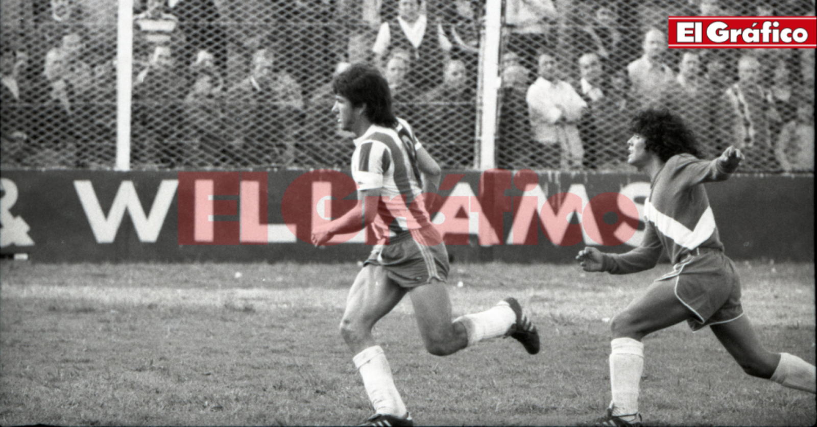 Imagen Diego busca una pelota y es interceptado por un jugador de Talleres