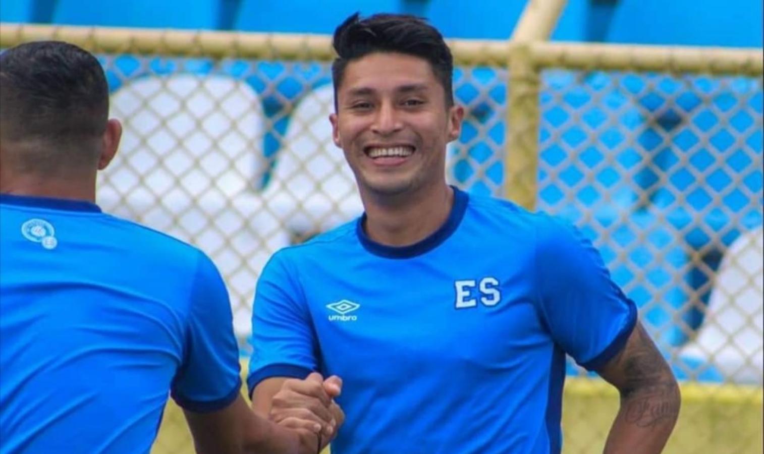 Imagen Bryan Tamacas, capitán de El Salvador, empeñado en pedirle la camiseta a Messi.