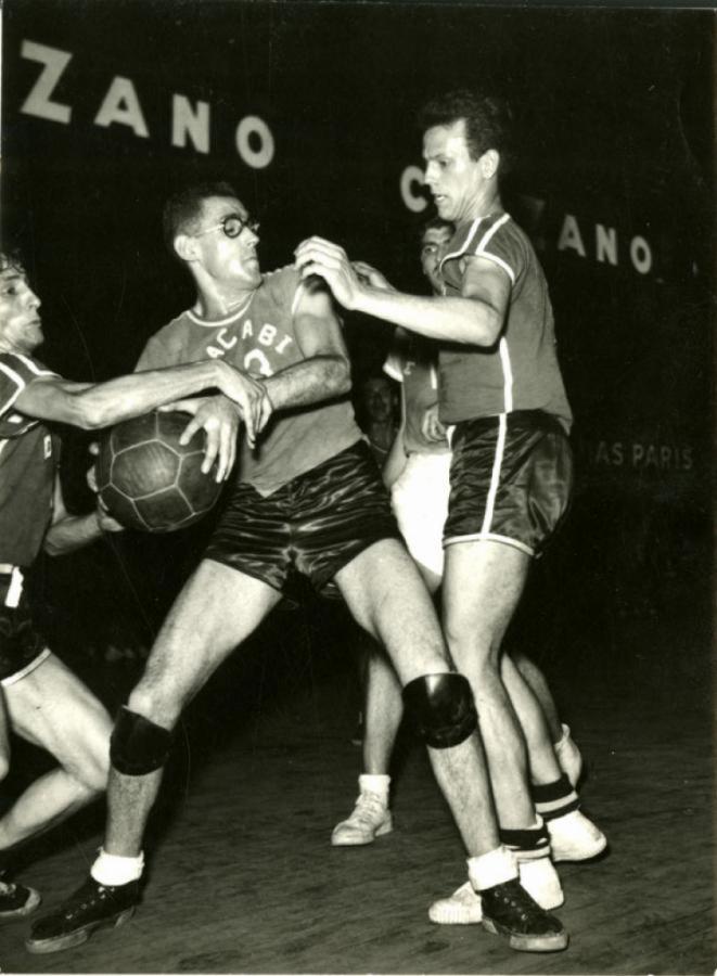 Imagen Adolfo Lubnicki jugando en el Luna Park para el Macabi porteño. Después fue internacional uruguayo.