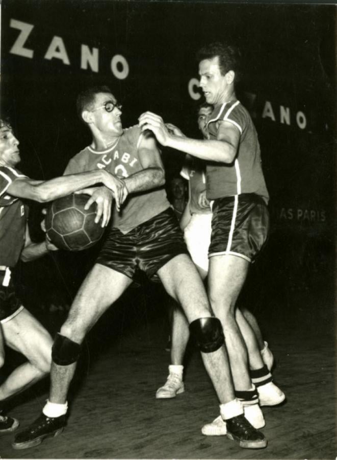 Adolfo Lubnicki jugando en el Luna Park para el Macabi porteño. Después fue internacional uruguayo.