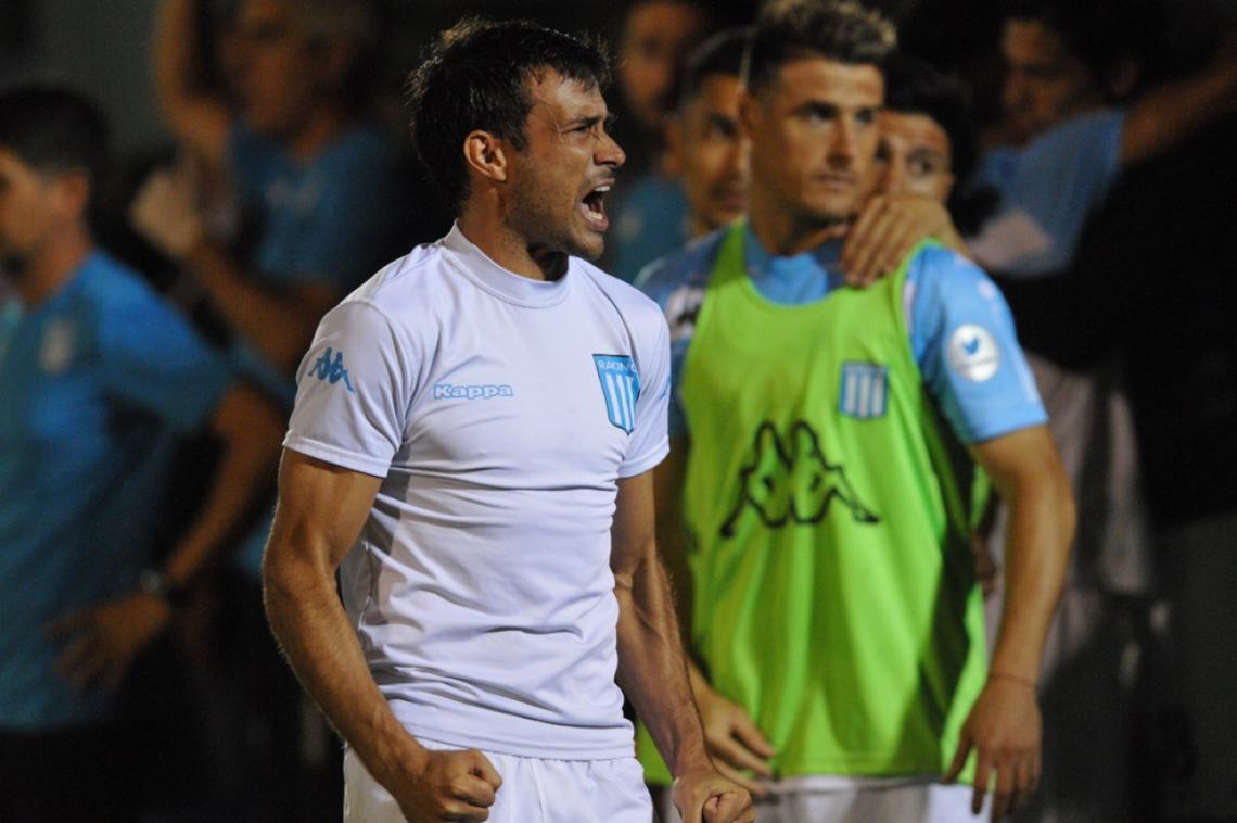 Imagen Darío Cvitanich llegó de Banfield a principio de este año y acá se lo ve festejando el campeonato, autor de goles importantes.