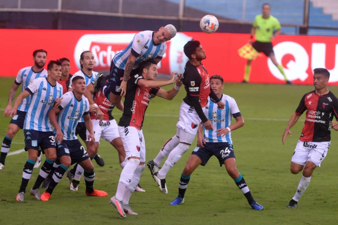 Imagen Once jugadores en busca de la pelota. Julián Alvarez, Telam