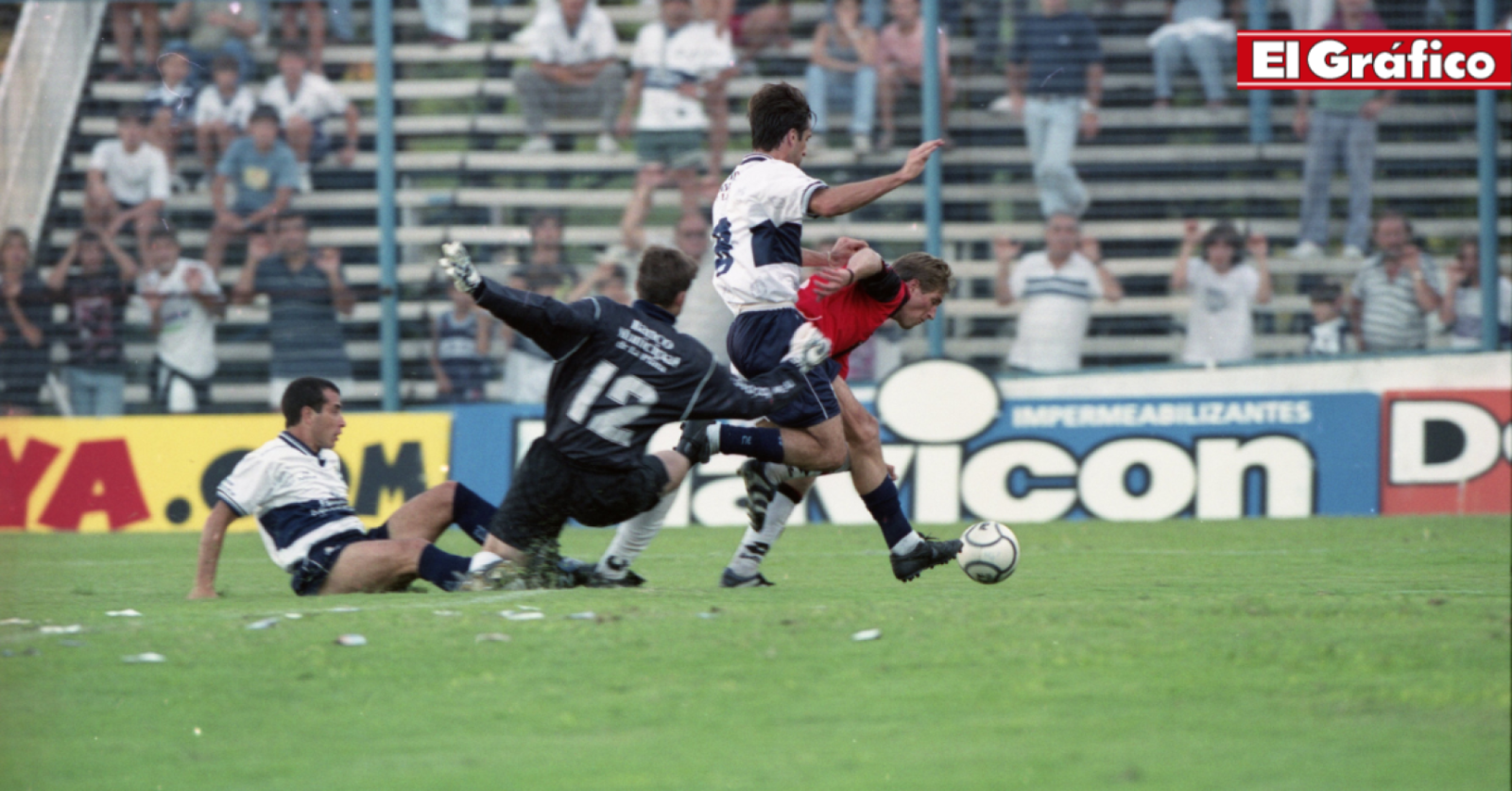 Imagen Una acción del histórico 6-6 entre Gimnasia y Colón en 2000.