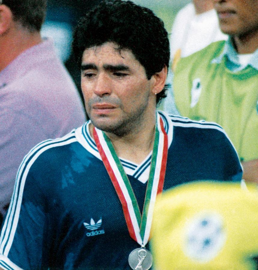 El llanto del capitán en la entrega de premios de Italia 90. Con él, lloramos millones de argentinos.