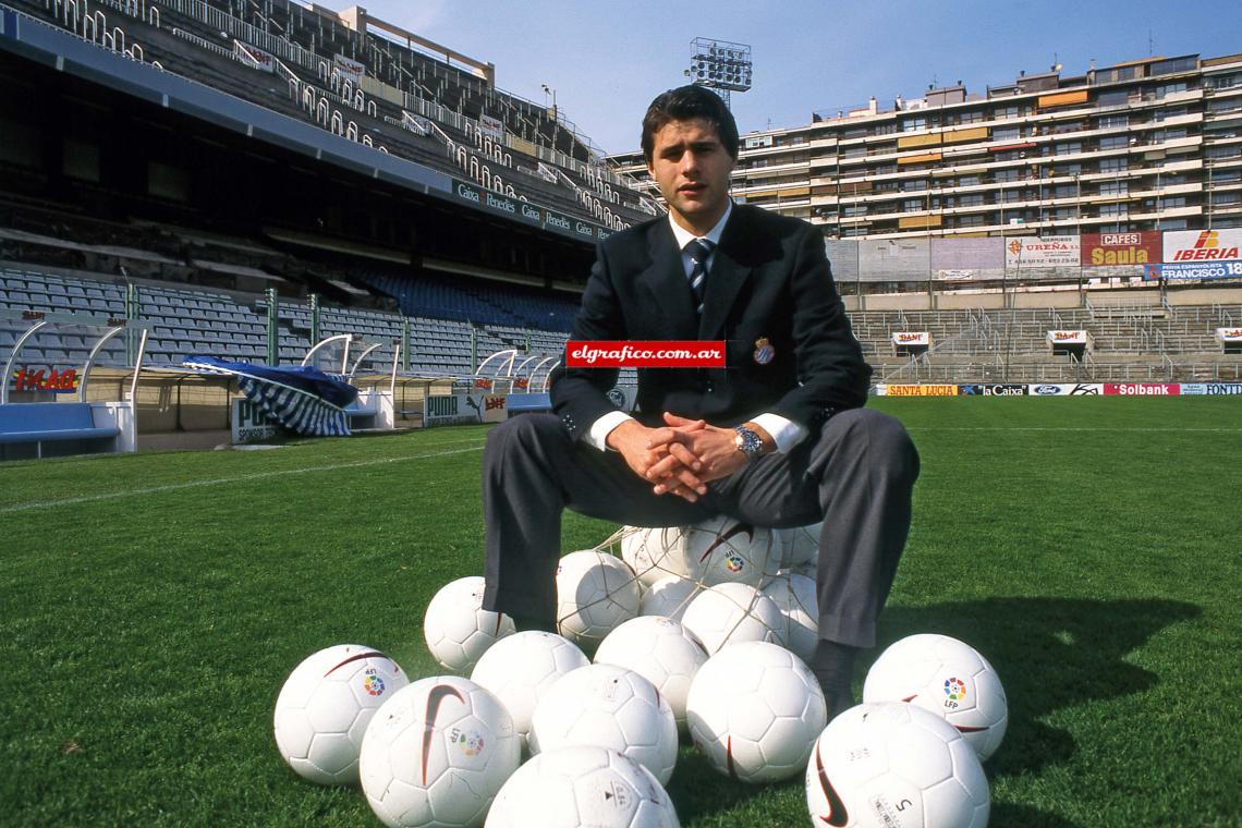 Imagen En el Espanyol se transformó en el dueño de la pelota: acumuló récords como jugador y DT, y lo premiaron con una insignia de oro y diamantes.