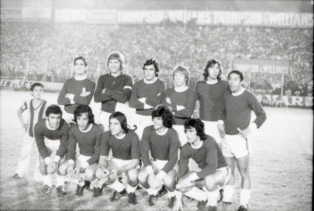 Imagen El combinado de Rosario que venció a Argentina en 1974. El 5° de izquierda a derecha en la fila de arriba es el Trinche Carlovich