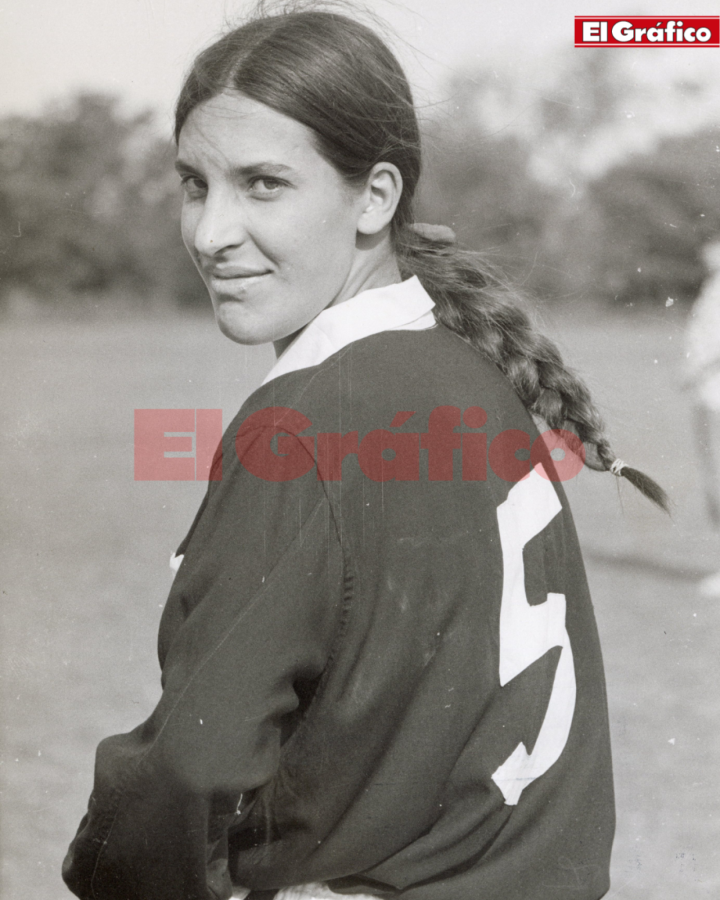 Imagen Claudina con la camiseta del Club Midland, de Uruguay. 