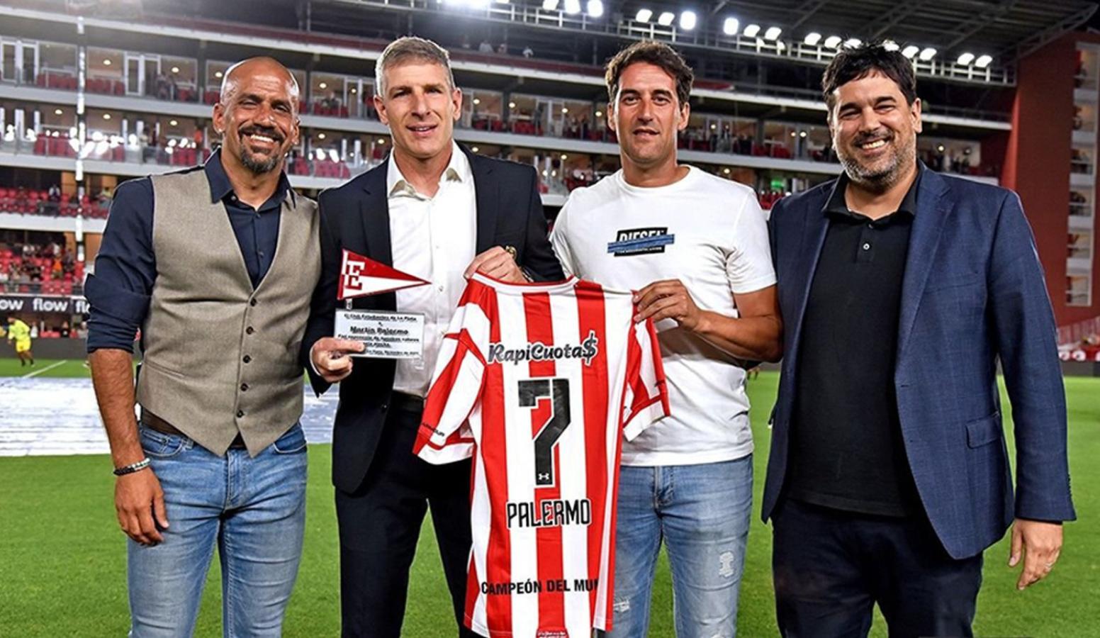 Imagen Fue homenajeado en 2021 por su amigo Juan Sebastián Verón, actual presidente. Foto: Estudiantes