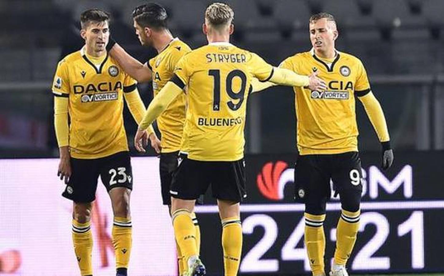 Imagen Nacho Pussetto es felicitado por sus compañeros tras abrir el marcador.