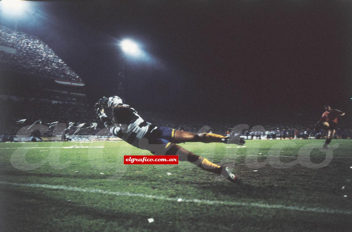 Imagen 1989. Navarro Montoya, también volando hacia su izquierda, contiene el disparo del Luifa Artime en el arco de la Doble Visera, allanando el camino para que Boca conquiste su única Supercopa frente a Independiente.