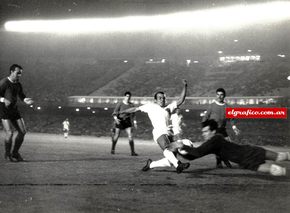 Imagen Oportuna intervención de Toriani a los pies de Almir, cuando el partido estaba 2 a 1 a favor de Santos.
