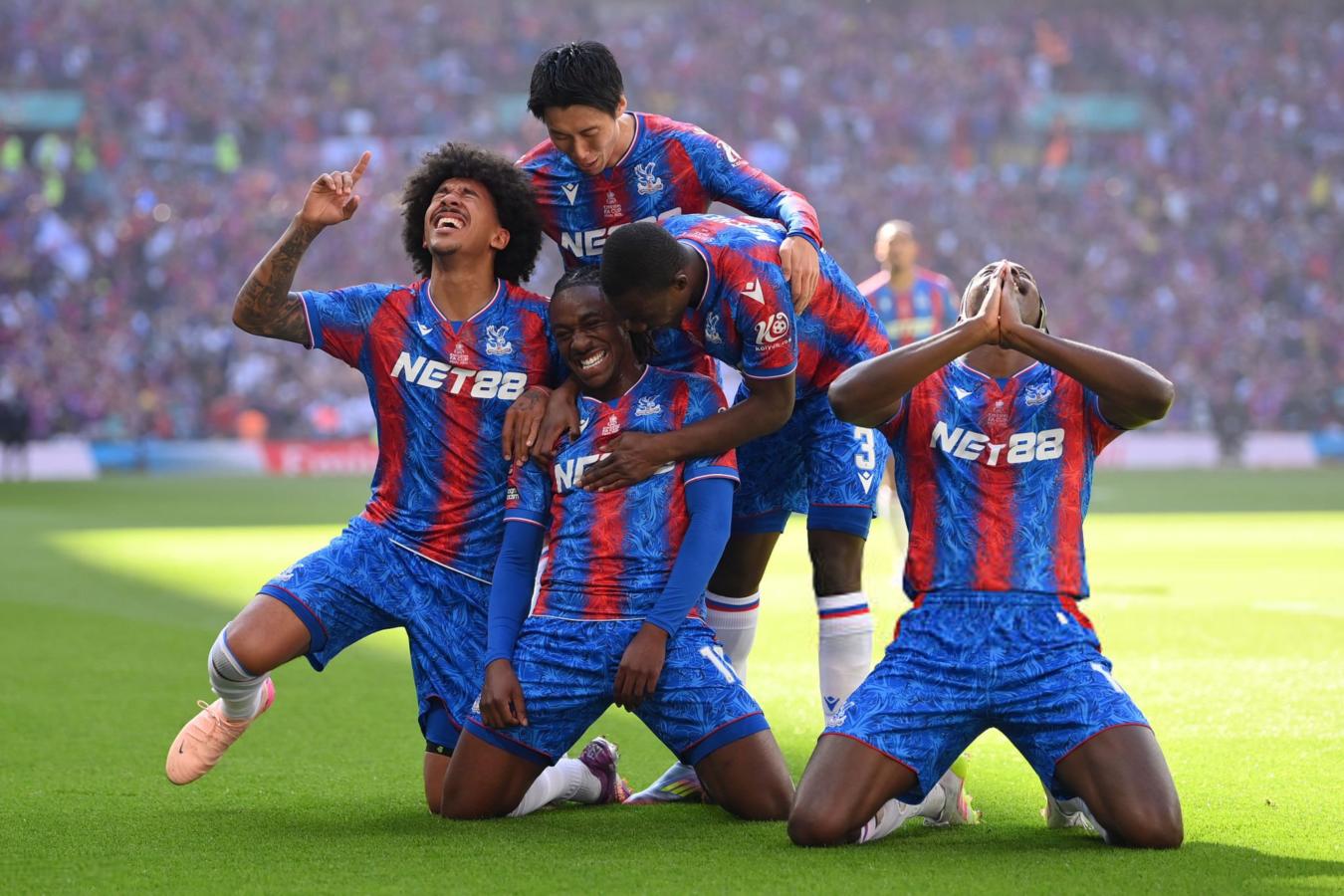 Imagen Una postal para la eternidad: Crystal Palace festeja el tanto del título.