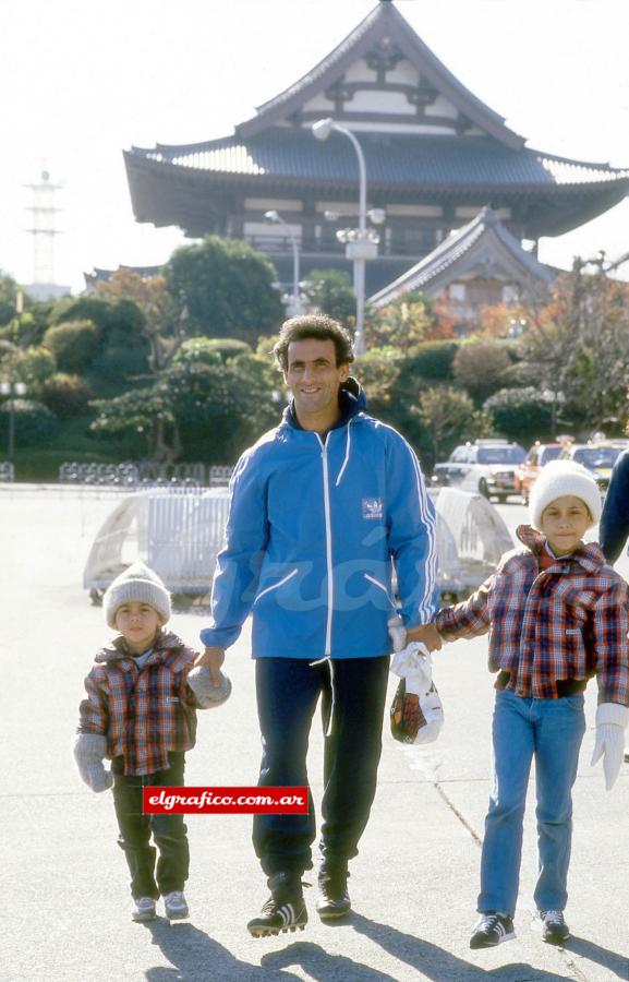 Imagen Antonio con sus hijos, con la clásica pagoda.