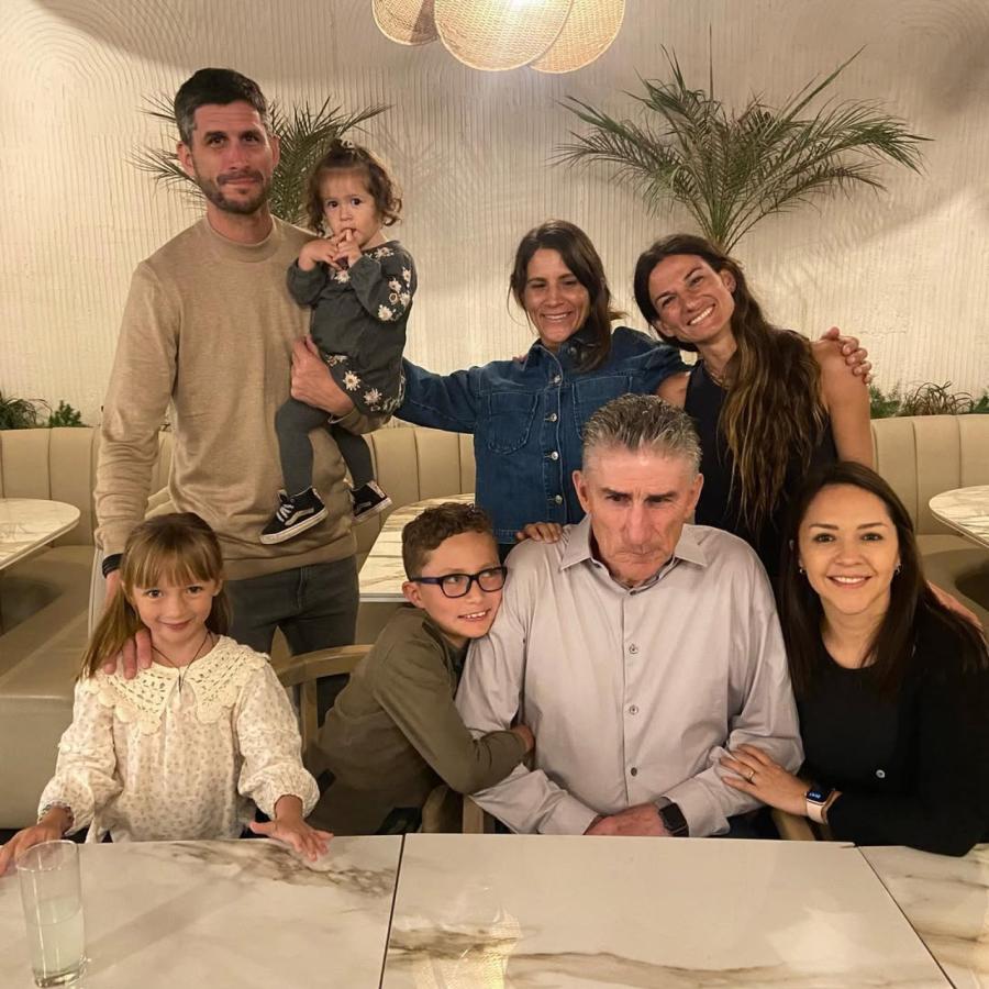 Imagen El Patón Bauza, rodeado de su familia.