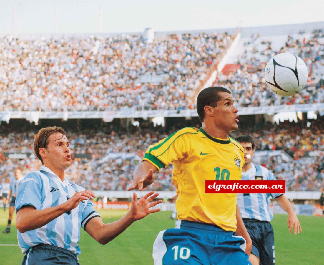 Imagen En Buenos Aires, tarde desilusionante, dominando la pelota ante Redondo y Ayala. 