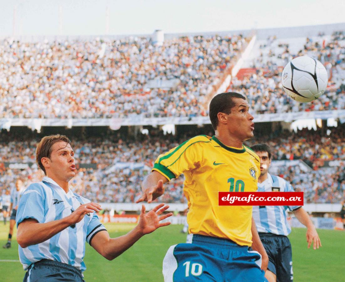 Imagen En Buenos Aires, tarde desilusionante, dominando la pelota ante Redondo y Ayala.