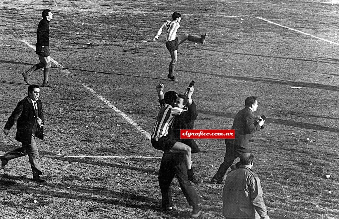 Imagen Siguen los abrazos, Estudiantes acaricia el campeonato.