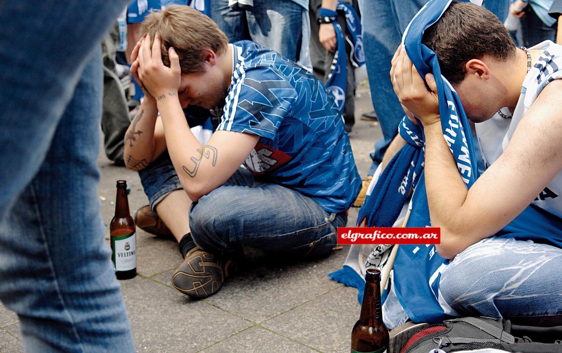 Los hinchas del Schalke saben lo que es sufrir por su equipo.